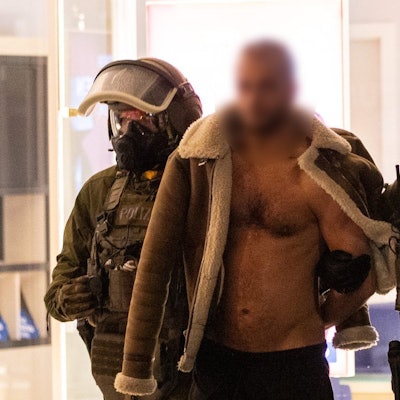 Castrop-Rauxel: Ein Mann wird von Beamten des Spezialeinsatzkommandos (SEK) mit Schutzmaske in Gewahrsam genommen.