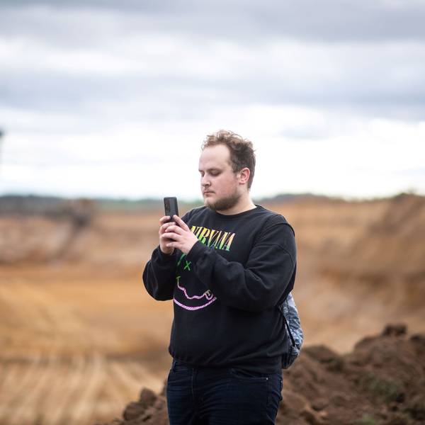 Macht ein Foto vom Tagebau: Der Zülpicher Luca Spychalski, der in den kommenden Tagen in Lützerath bleiben will.
