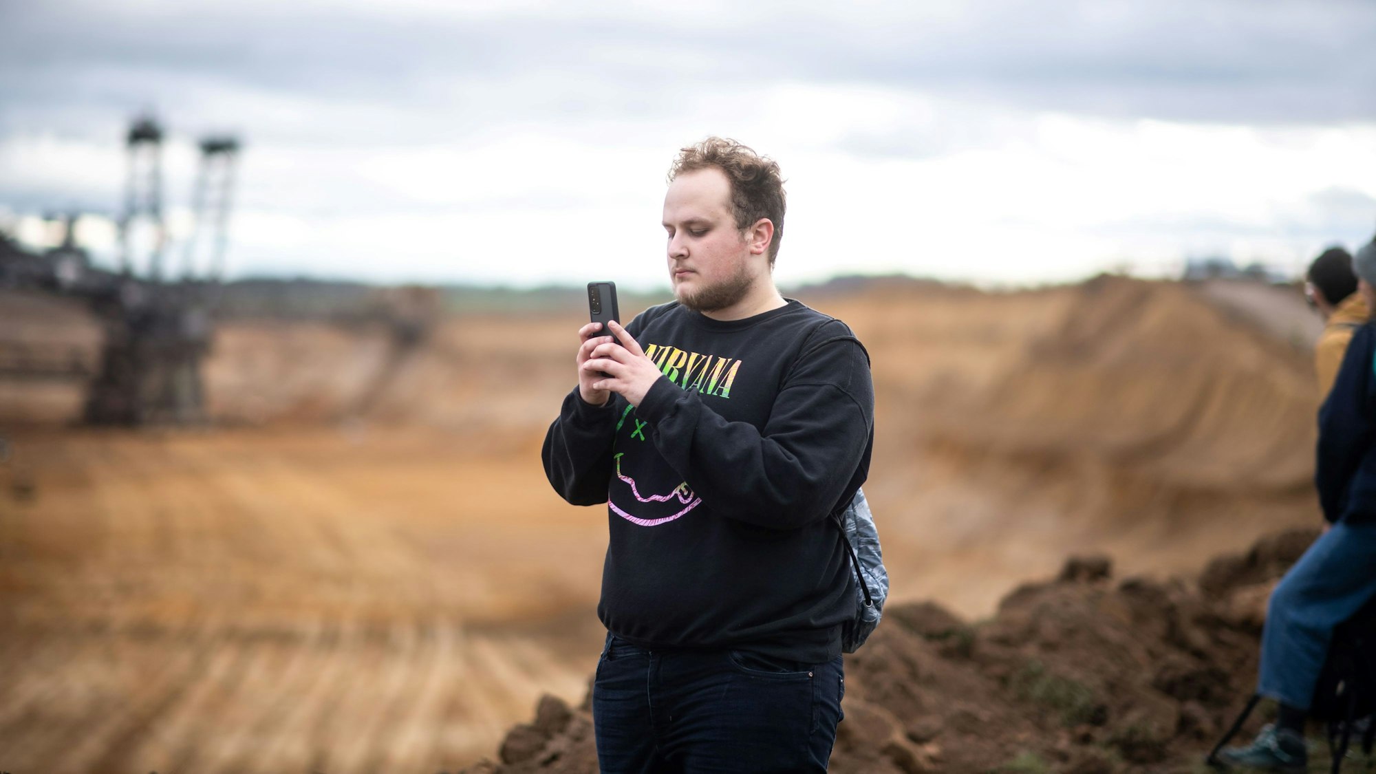 Macht ein Foto vom Tagebau: Der Zülpicher Luca Spychalski, der in den kommenden Tagen in Lützerath bleiben will.