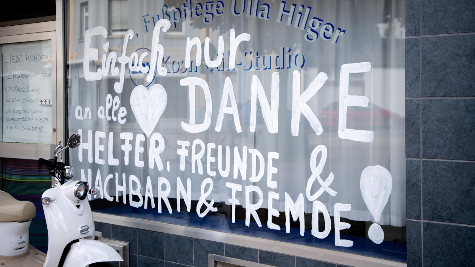 Auf einem Schaufenster in Euskirchen spricht der Ladenbesitzer ein großes Dankeschön aus.