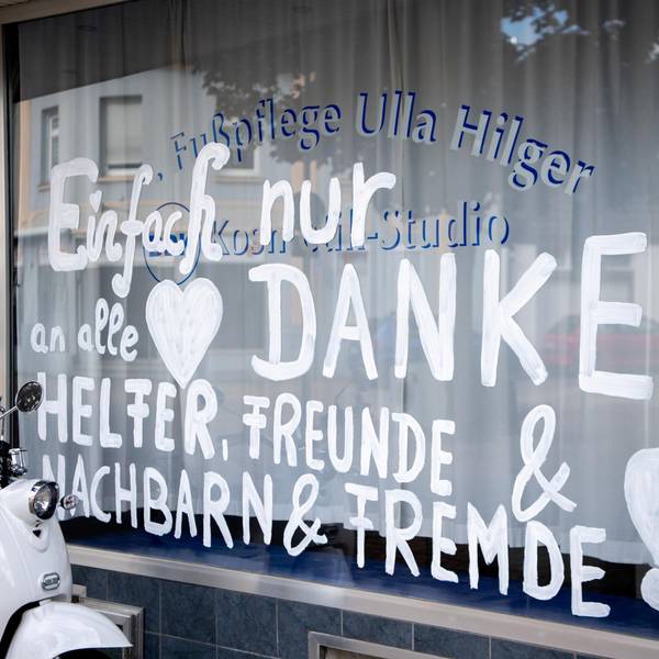Auf einem Schaufenster in Euskirchen spricht der Ladenbesitzer ein großes Dankeschön aus.
