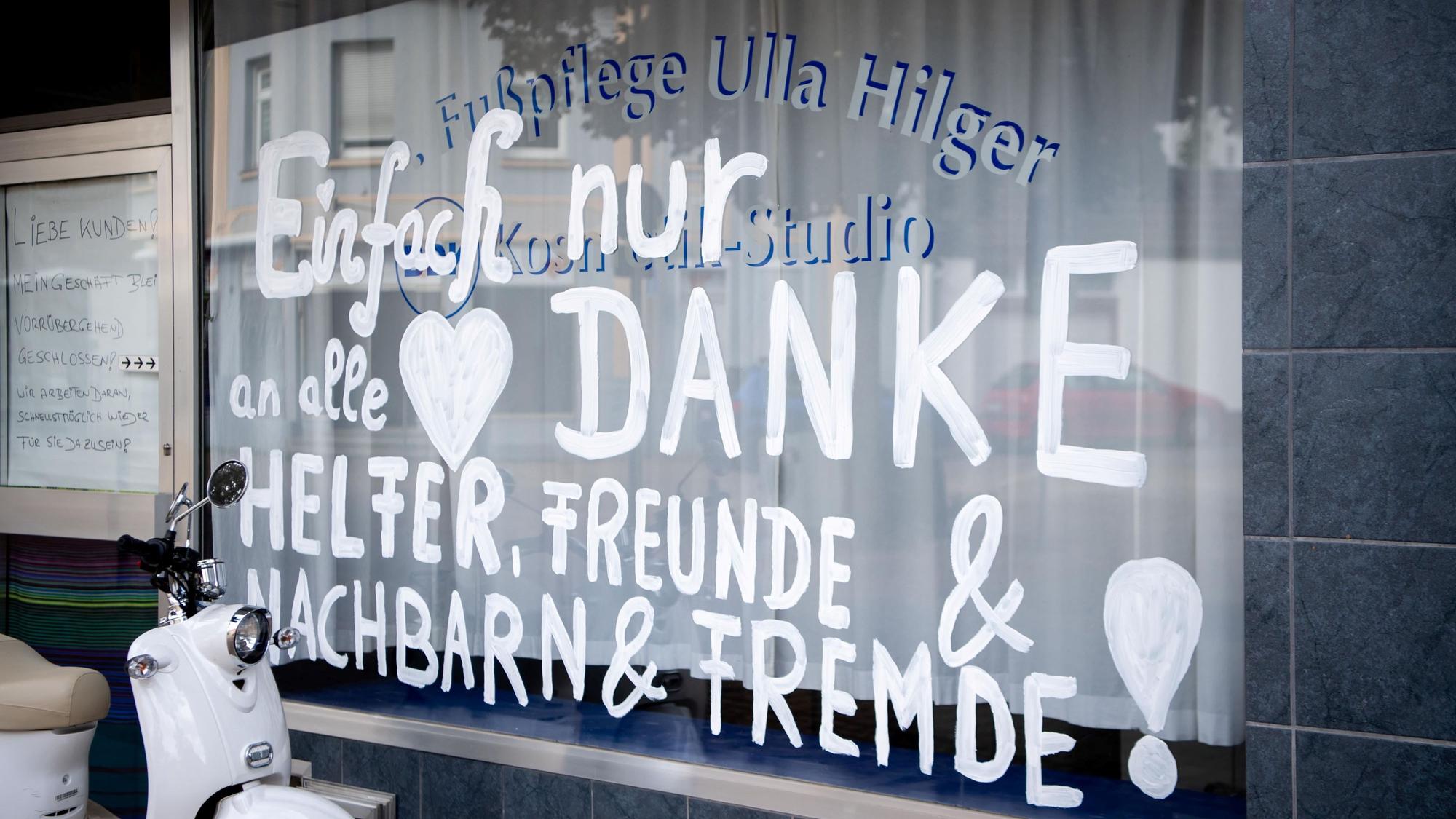 Auf einem Schaufenster in Euskirchen spricht der Ladenbesitzer ein großes Dankeschön aus.