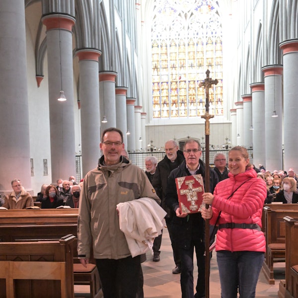 Das Evangliar wurde bei einer Prozession von St. Pankratius nach Altenberg gebracht.