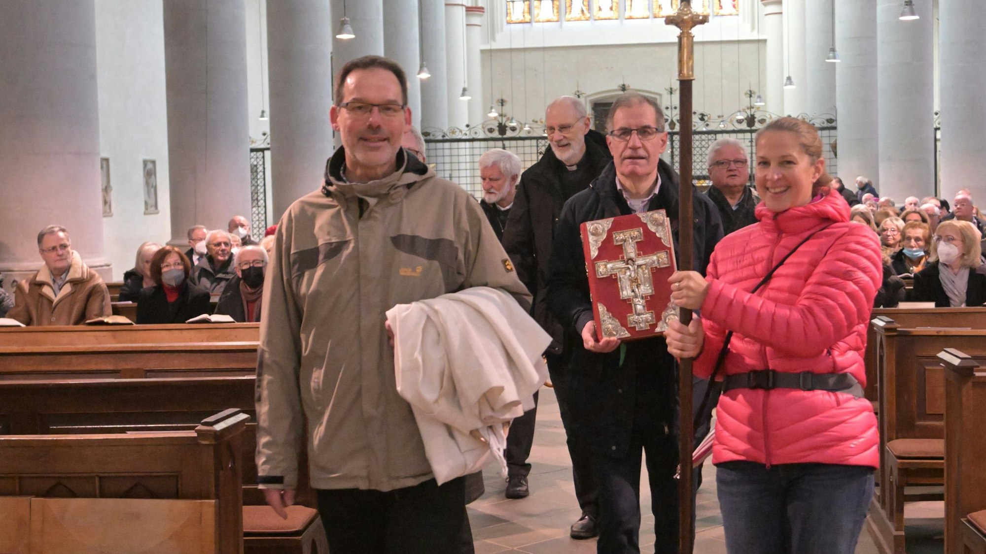 Das Evangliar wurde bei einer Prozession von St. Pankratius nach Altenberg gebracht.