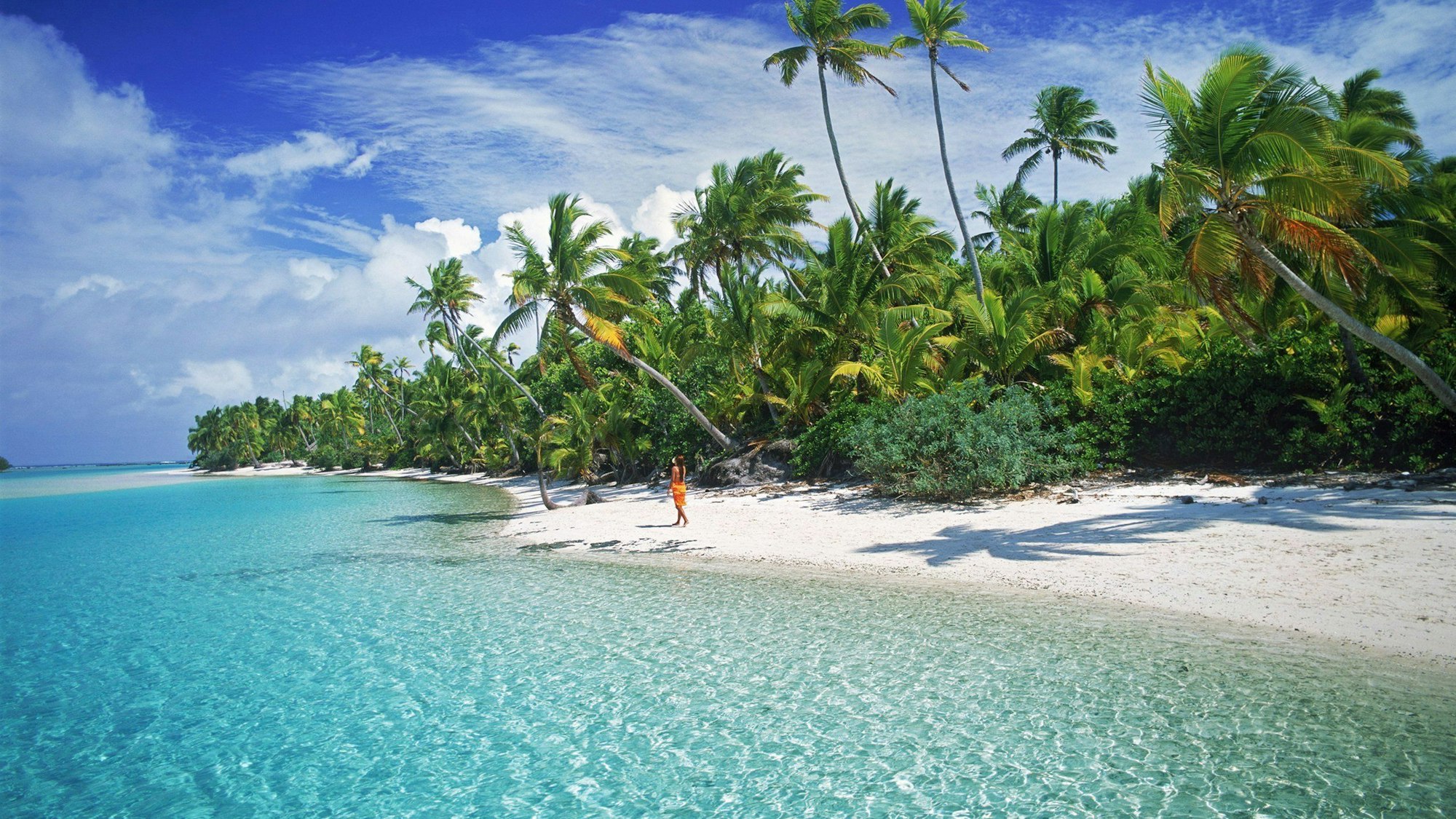 ARCHIV - Eine Frau geht am Sandstrand von Aitutaki, einer der Cook Inseln am Südpazifik.