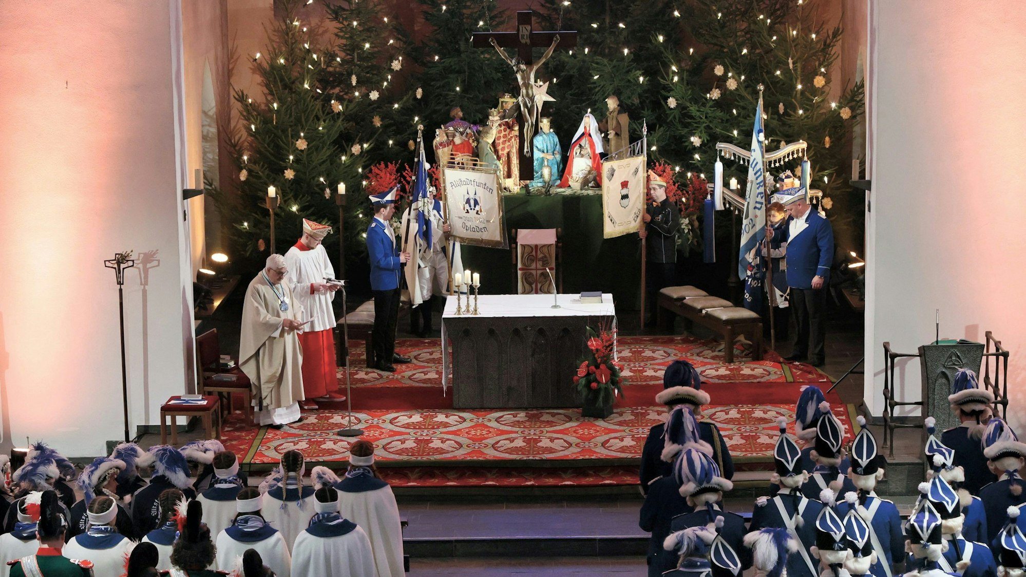 Blick in die gefüllte Kirche St. Remigius. Viele kostümierte Funken sind unter den Besuchern.