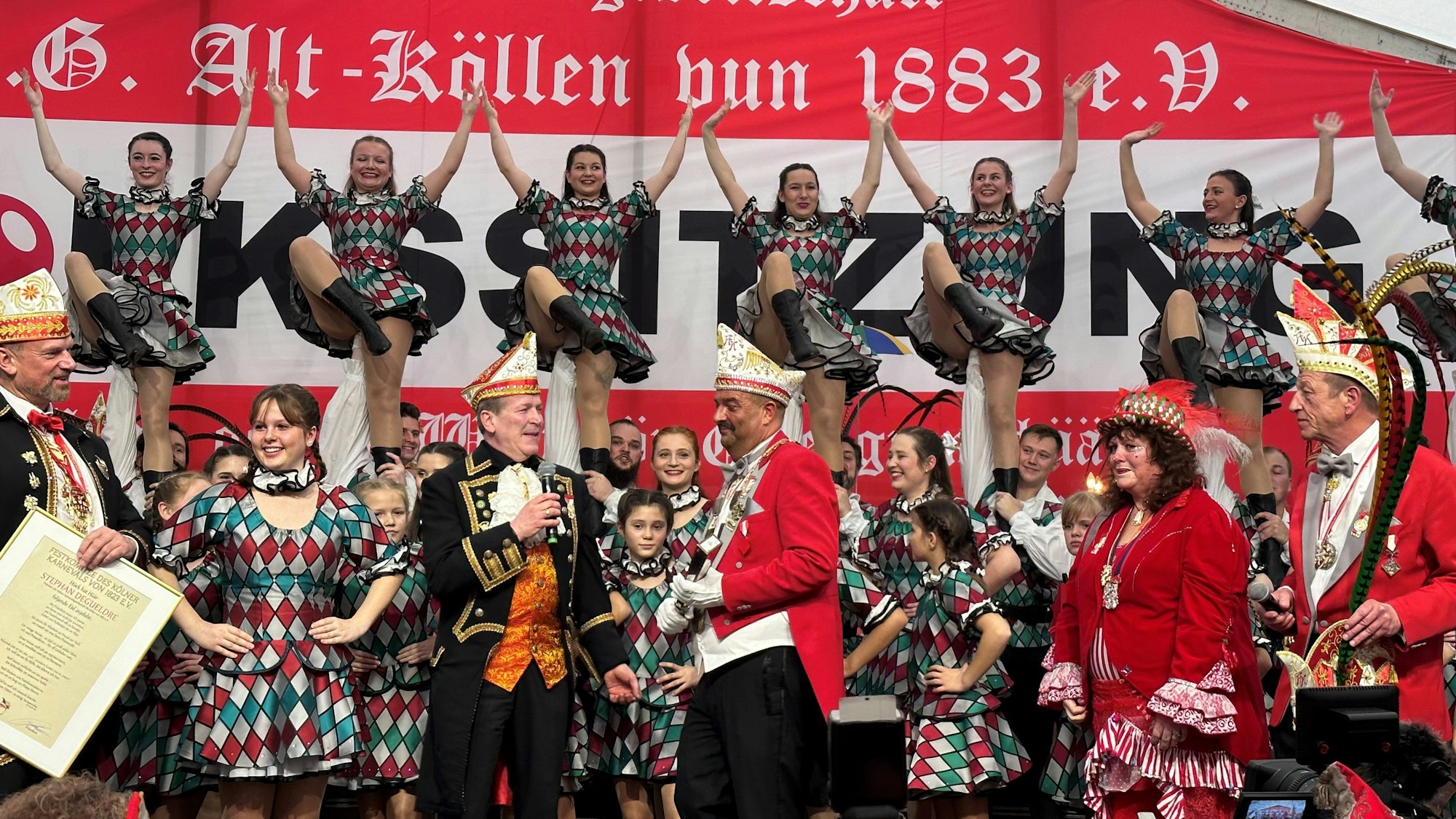 08.01.2023, Köln: Volkssitzung der KG Alt-Köllen im Zelt auf dem Neumarkt . Stefan Degueldere wird als Präsident ins Amt eingeführt Foto: Stefan Worring