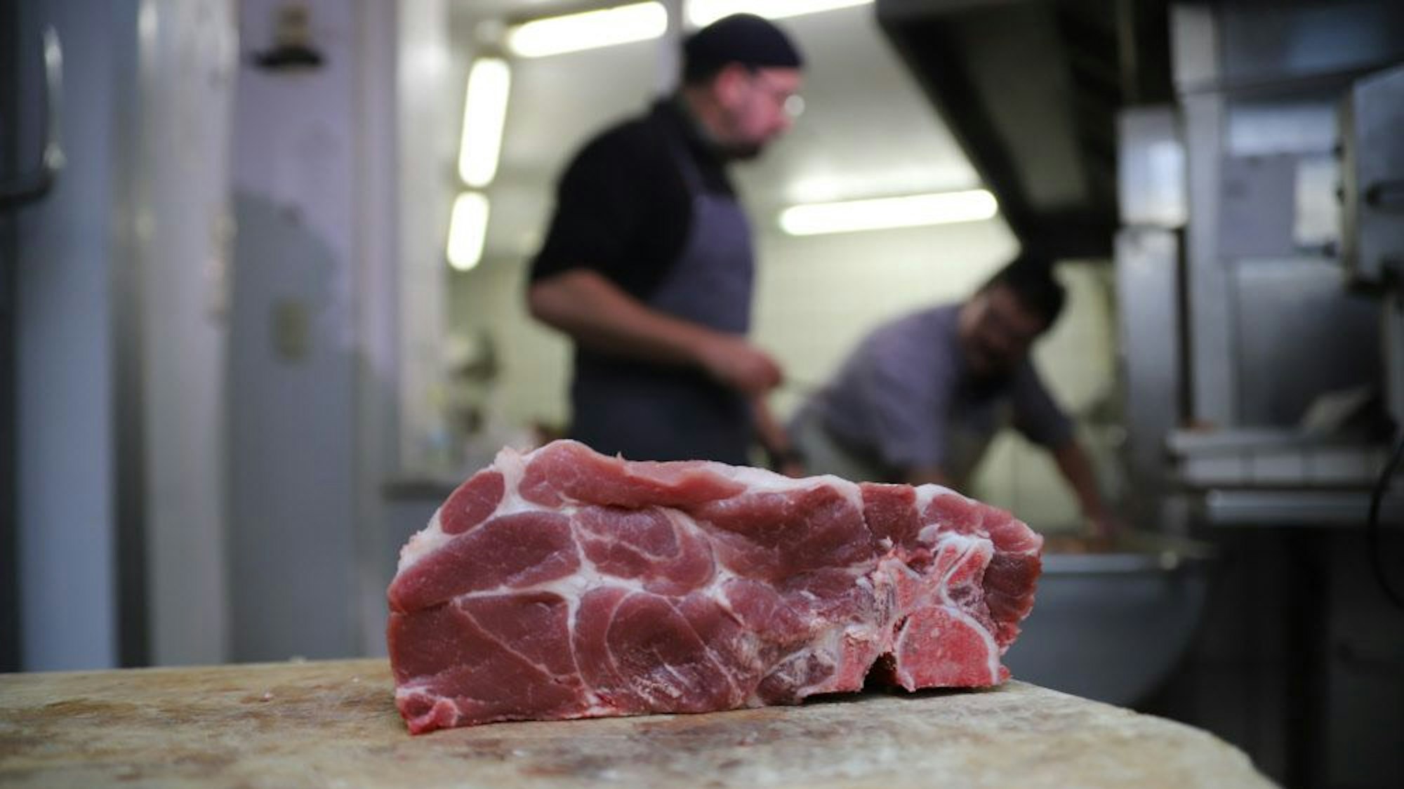 Ein Stück Rind liegt in der Küche einer Metzgerei in Hennef.