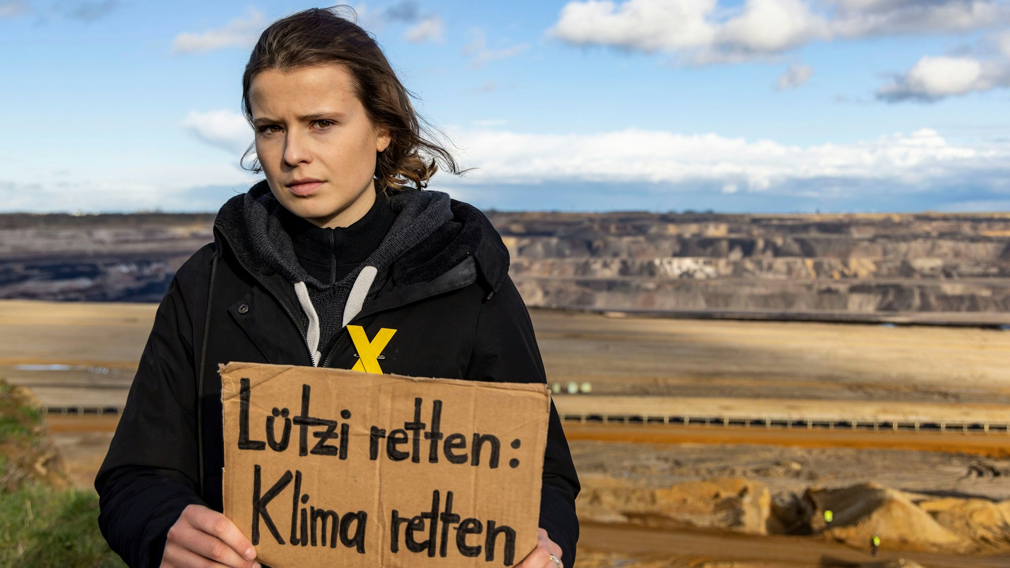 Luisa Neubauer, Klimaaktivistin, am Rande der Abbruchkante am Tagebau Garzweiler II am Ort Lützerath.