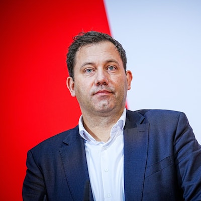 Lars Klingbeil, SPD-Bundesvorsitzender schaut bei einer Pressekonferenz ins Publikum