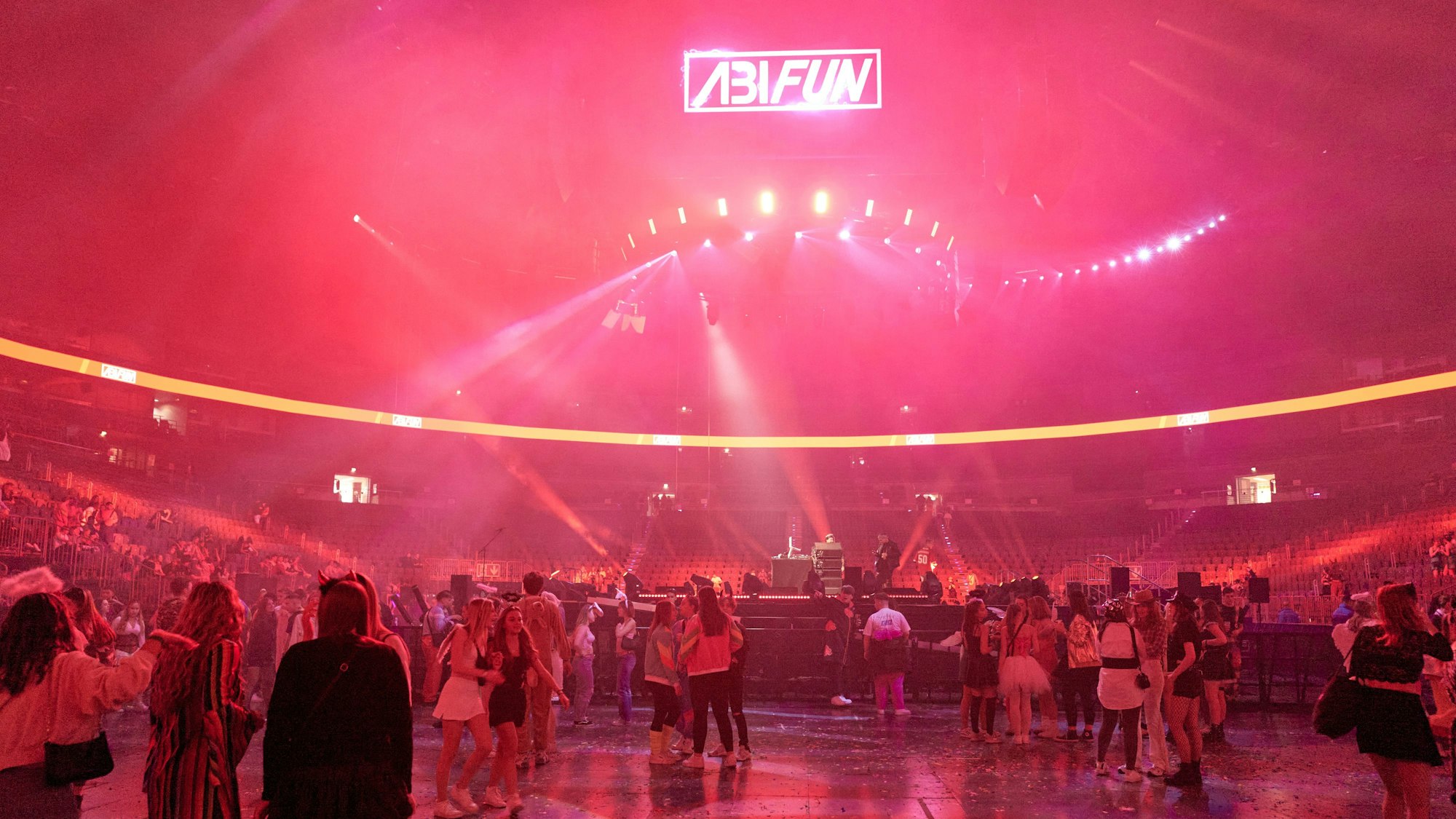 Jugendliche in der Lanxess-Arena.