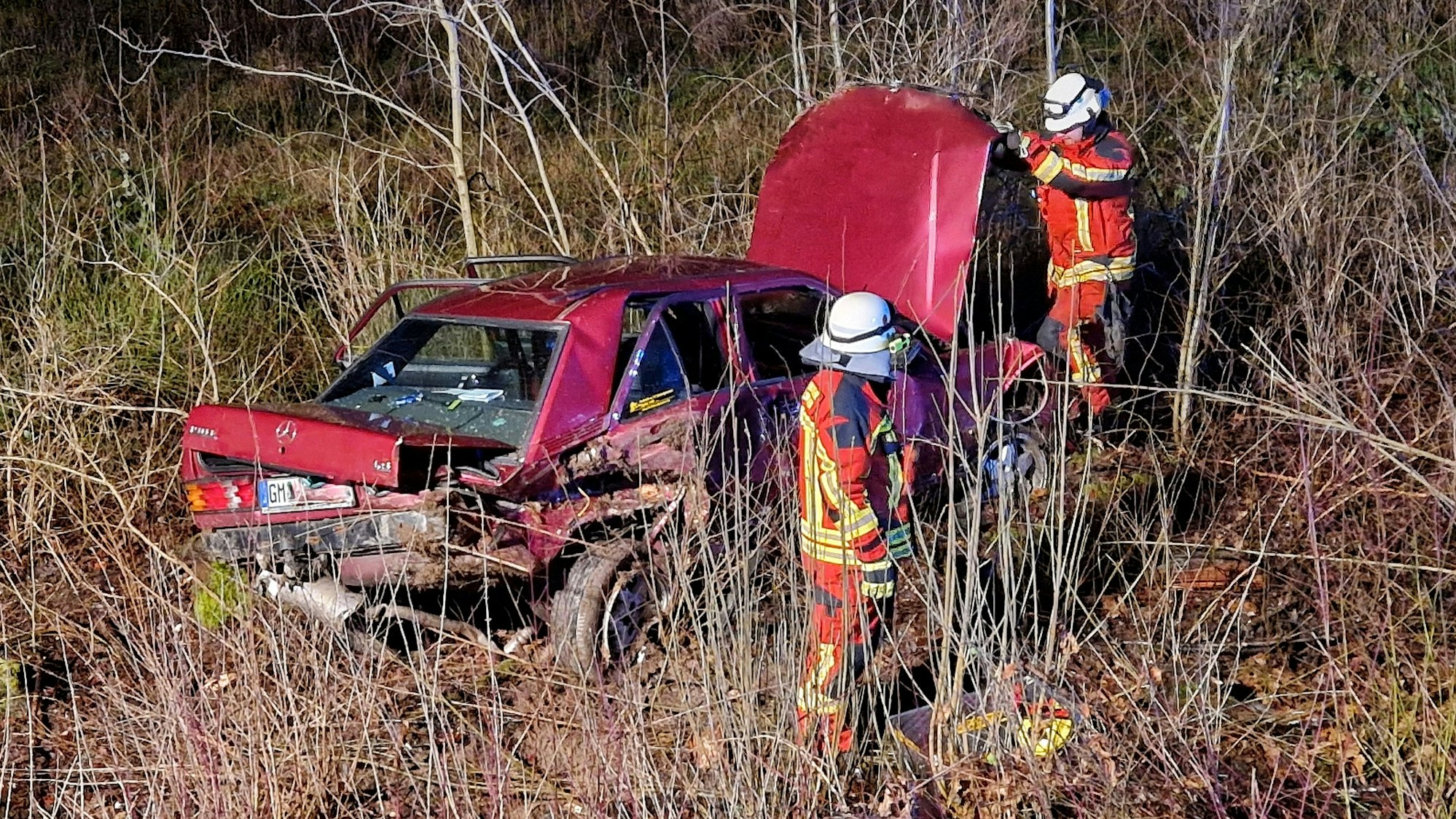 Bielstein. Beim einem Unfall in der Nacht auf Samstag auf der Autobahn ist das einzige beteiligte Fahrzeug völlig zerstört worden.