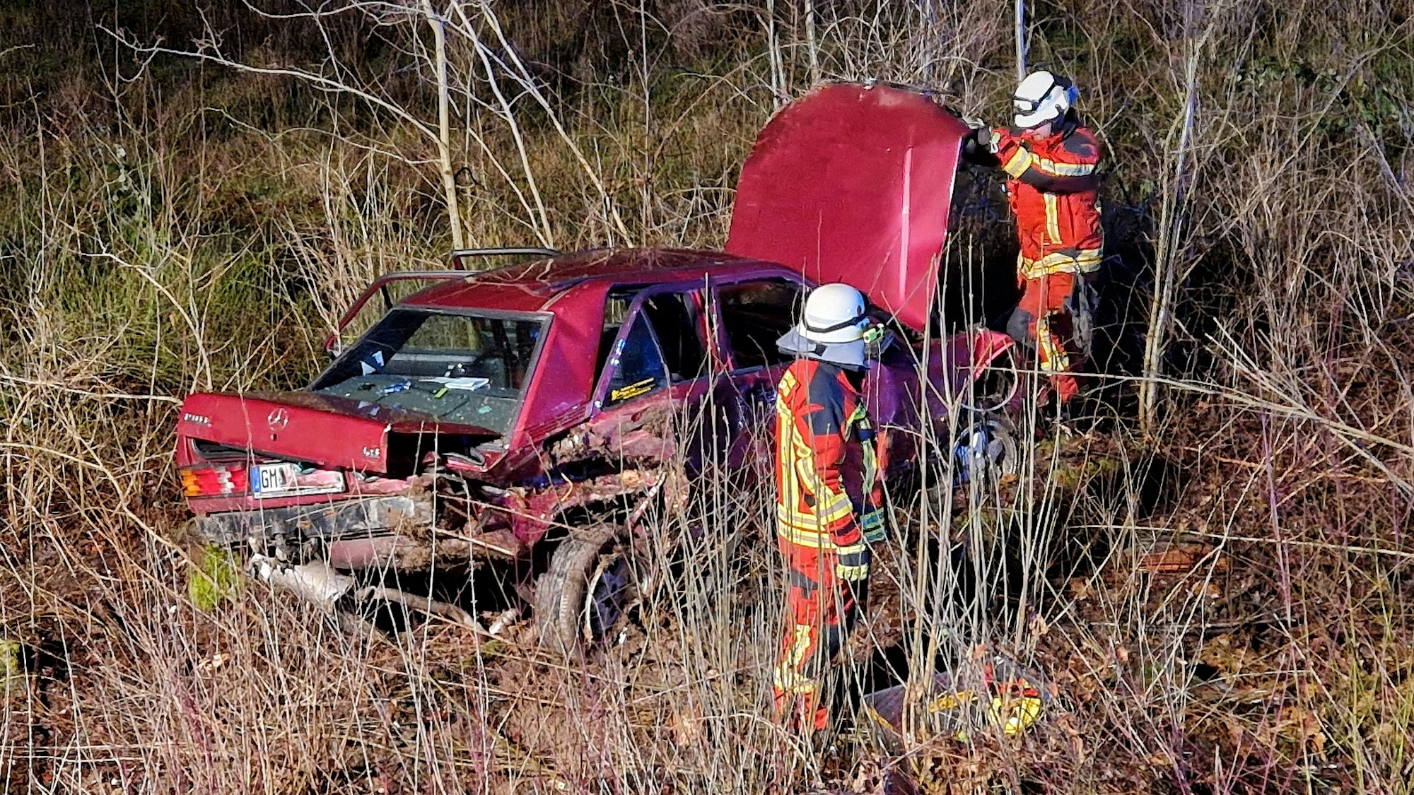 Bielstein. Beim einem Unfall in der Nacht auf Samstag auf der Autobahn ist das einzige beteiligte Fahrzeug völlig zerstört worden.