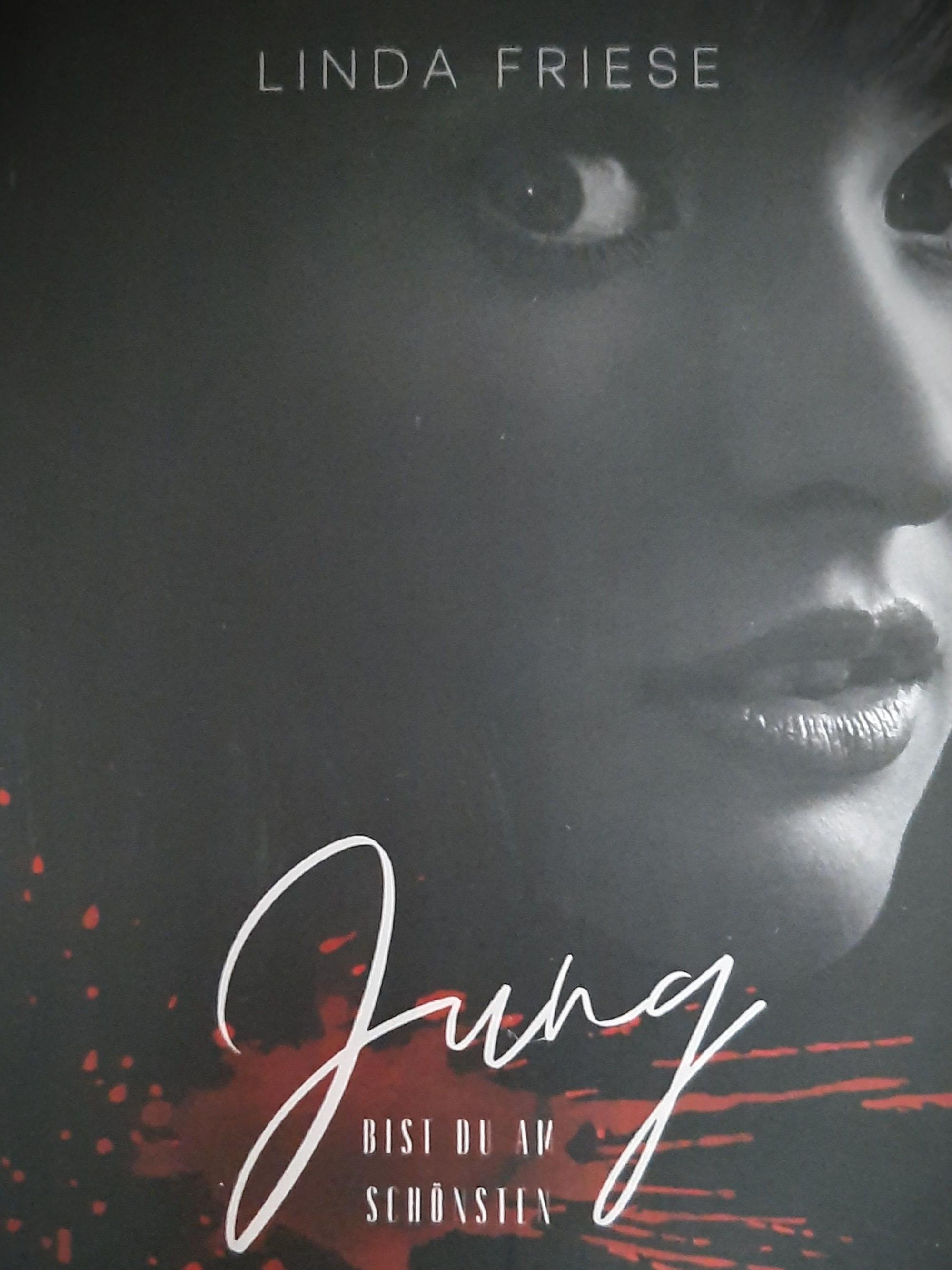 Cover des Thrillers „Jung bist du am schönsten“: Zu sehen ist eine junge, hübsche Frau, die den Kopf teilweise abgewendet hat und mit großen Augen in die Kamera schaut. Das Bild ist schwarz-weiß.