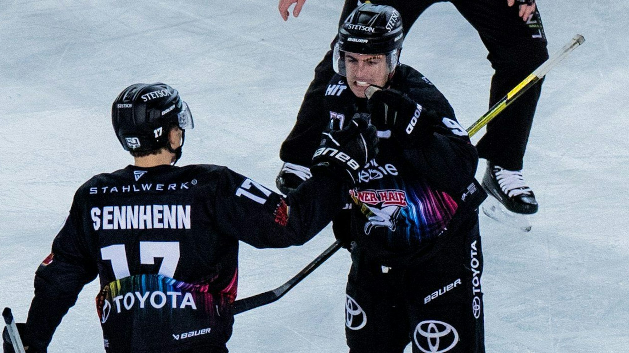 Haie-Stürmer Kammerer r.) jubelt mit Teamkollege Sennhenn.