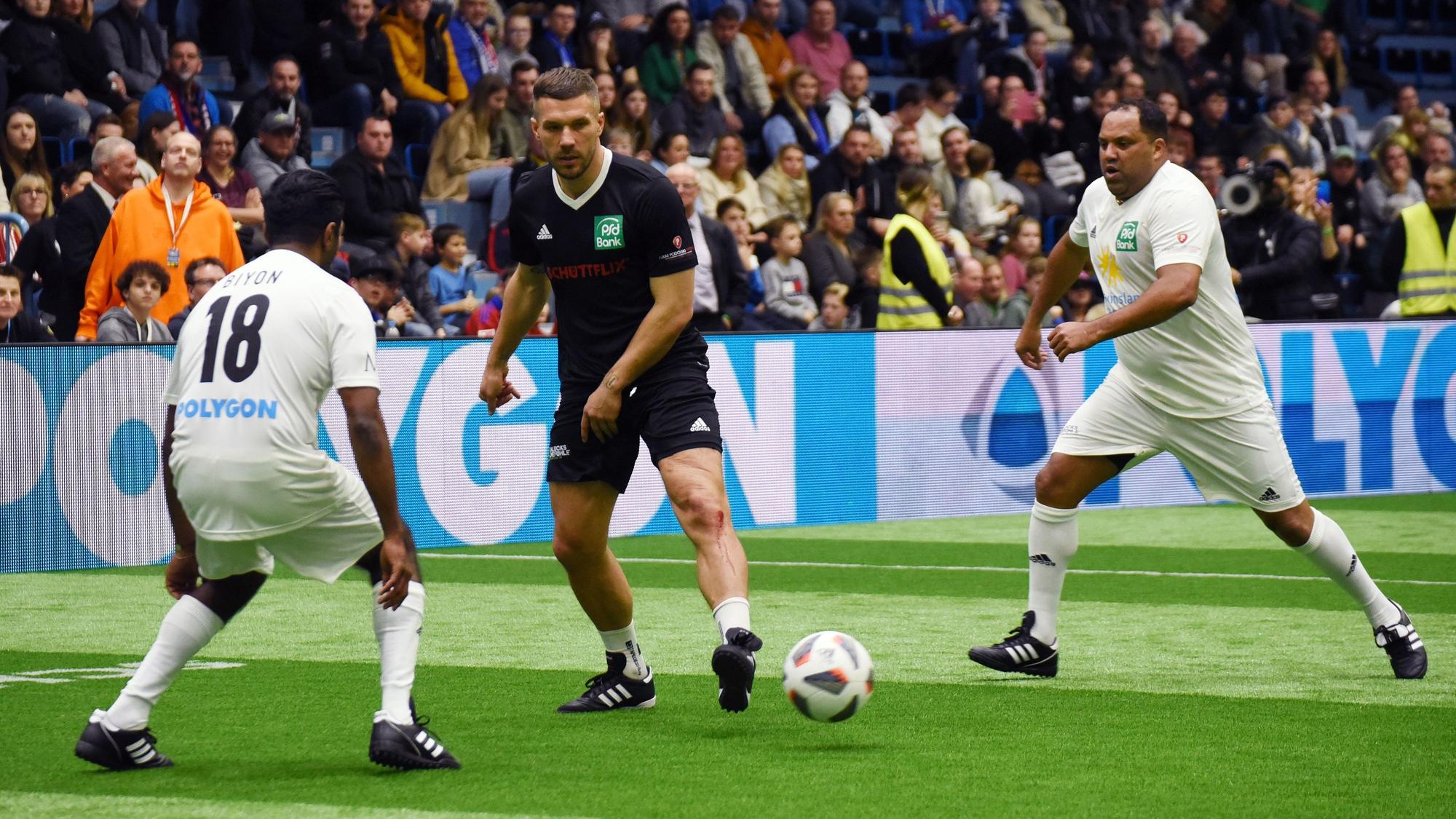 ds Poldi Cup Schwalbe Arena Promispiel Poldi grillt den Hennsler