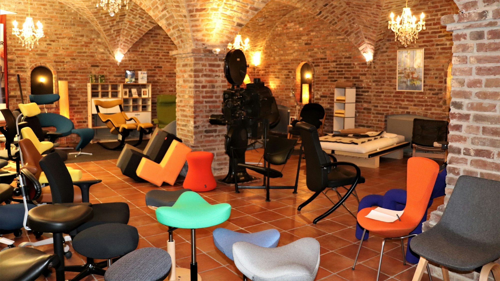 Die Möbel werden in dem Gewölbekeller aufgestellt.