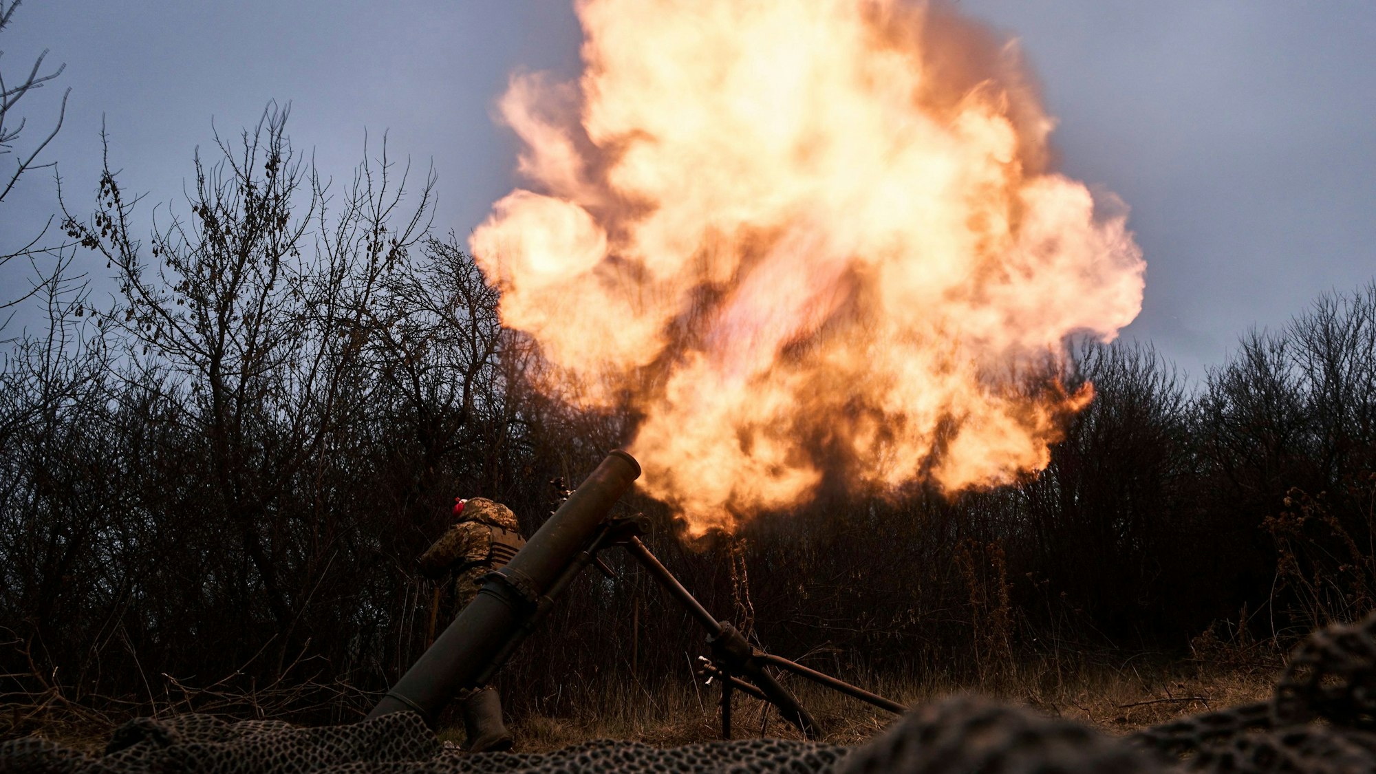 Ukrainische Soldaten feuern einen Mörser auf russische Stellungen bei Bachmut.