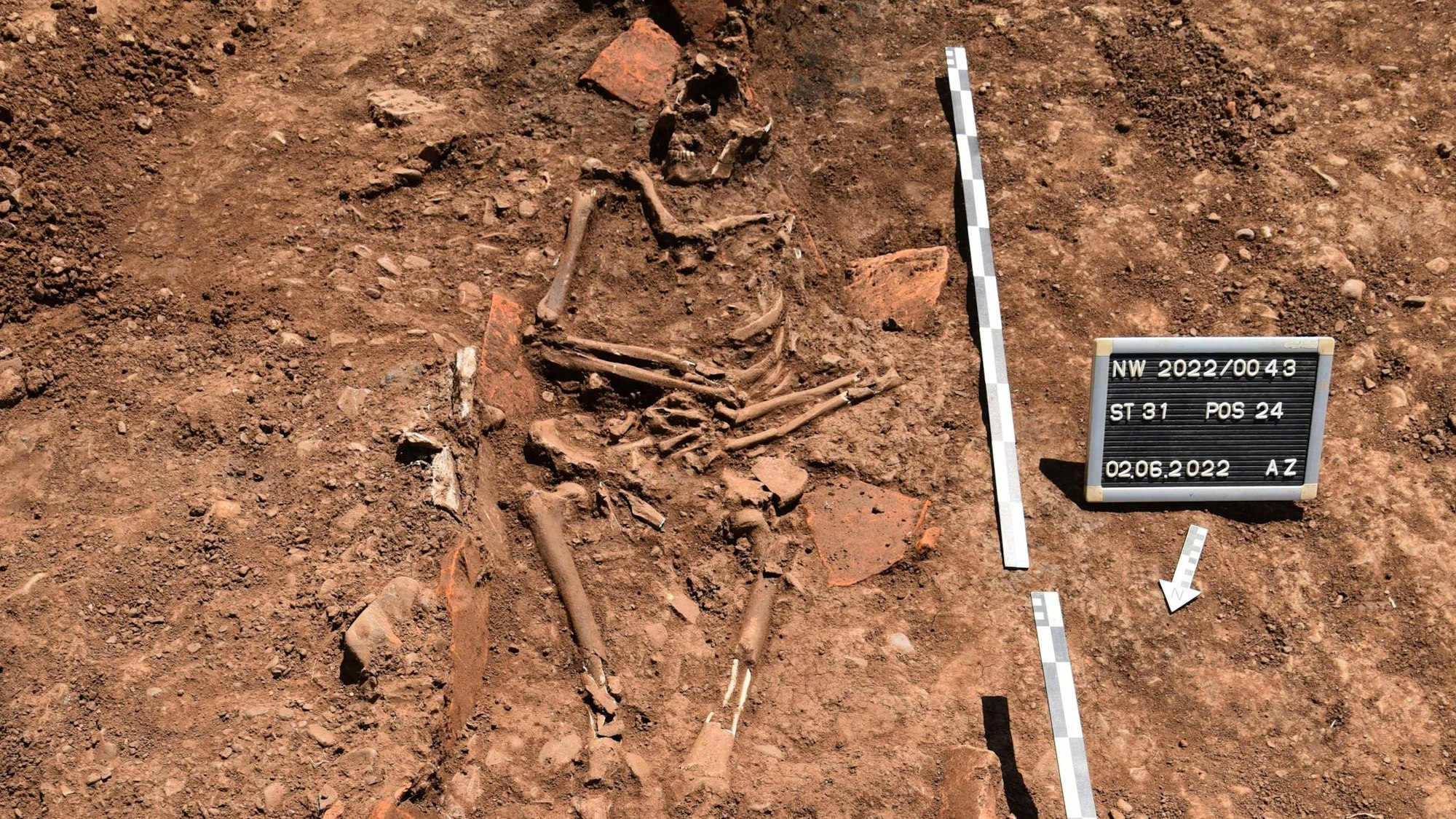 Der Landschaftsverband Rheinland veröffentlicht nach Ausgrabungen am Veybach bei Euskirchen-Wißkirchen Aufnahmen von Bodendenkmälern, hier eine spätantike Bestattung in einem Ziegelplattengrab, im November 2022.