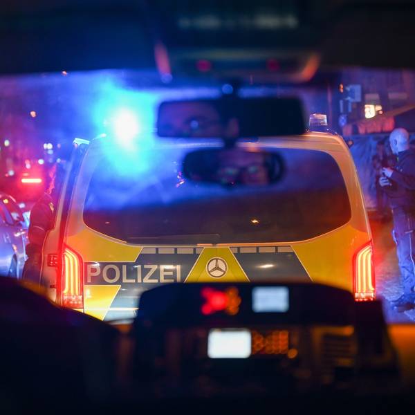 28.05.2022, Köln: Polizeieinsatz auf dem Hohenzollernring. Die Polizei ist abends auf den Partymeilen im Dauereinsatz. Foto: Uwe Weiser