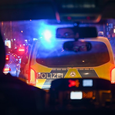 Polizeieinsatz auf dem Hohenzollernring. Blick durch Windschutzscheibe auf Polizeiauto davor.