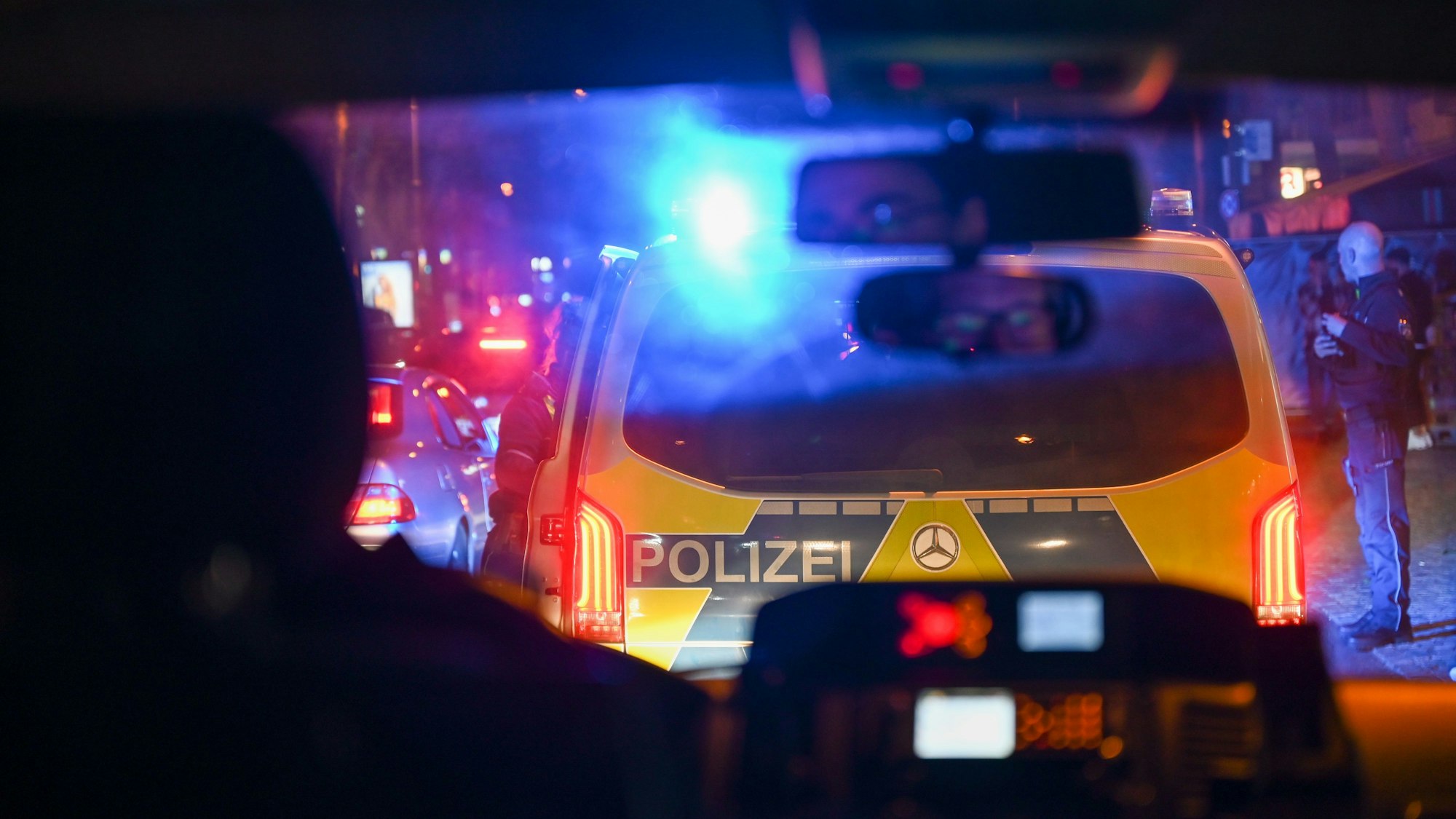 Die Polizei ist nachts mit mehreren Fahrzeugen unterwegs.