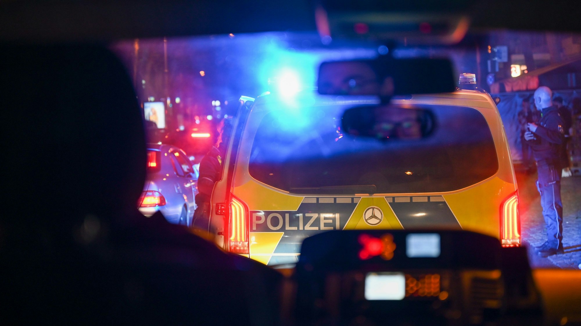 Polizeieinsatz auf dem Hohenzollernring. Blick durch Windschutzscheibe auf Polizeiauto davor.
