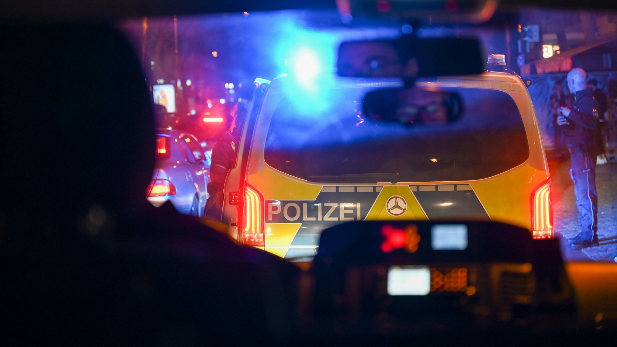 Fahrzeuge der Kölner Polizei stehen auf dem Hohenzollernring.