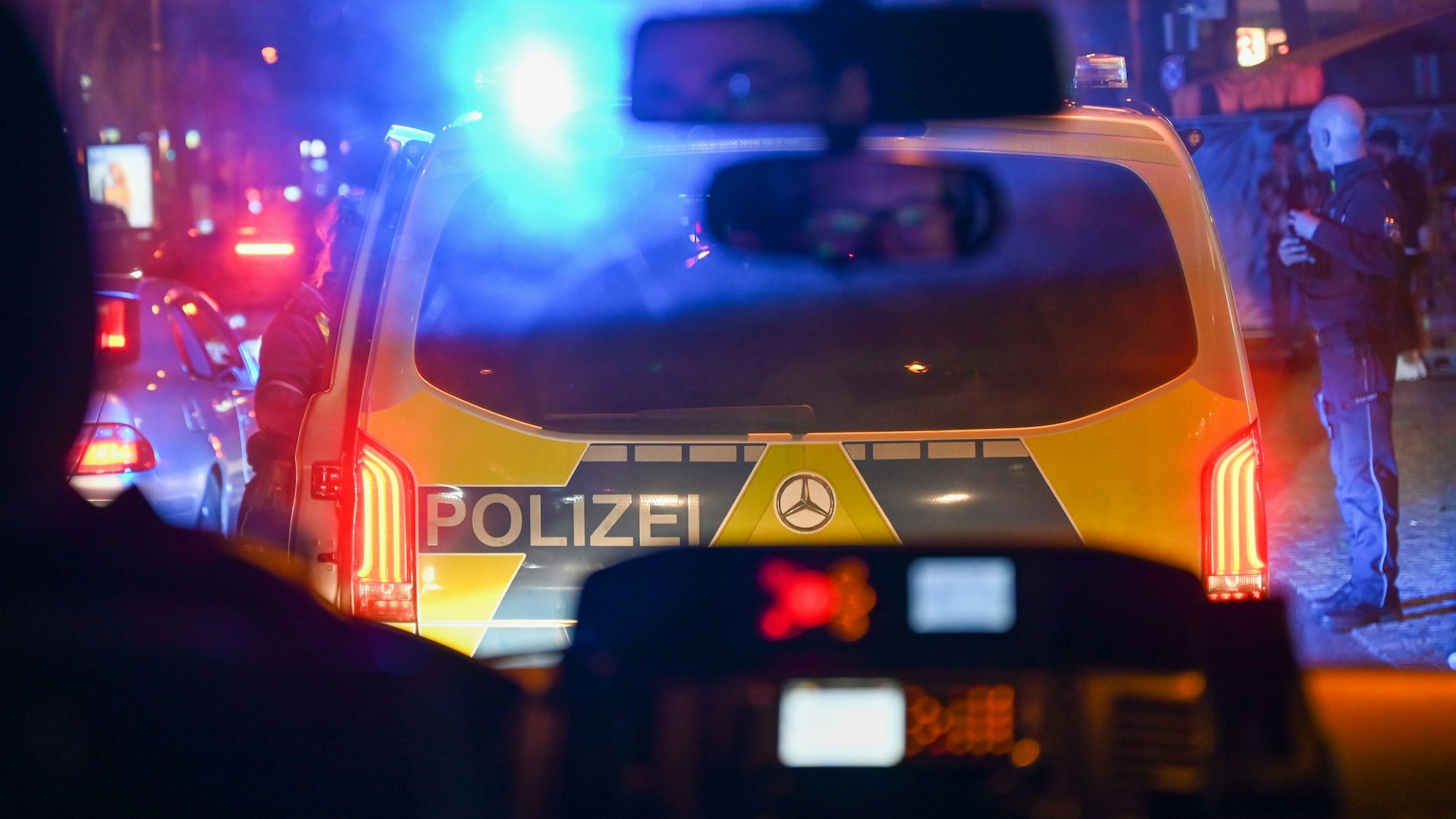 Ein Polizeieinsatz nachts in Köln (Symbolbild)