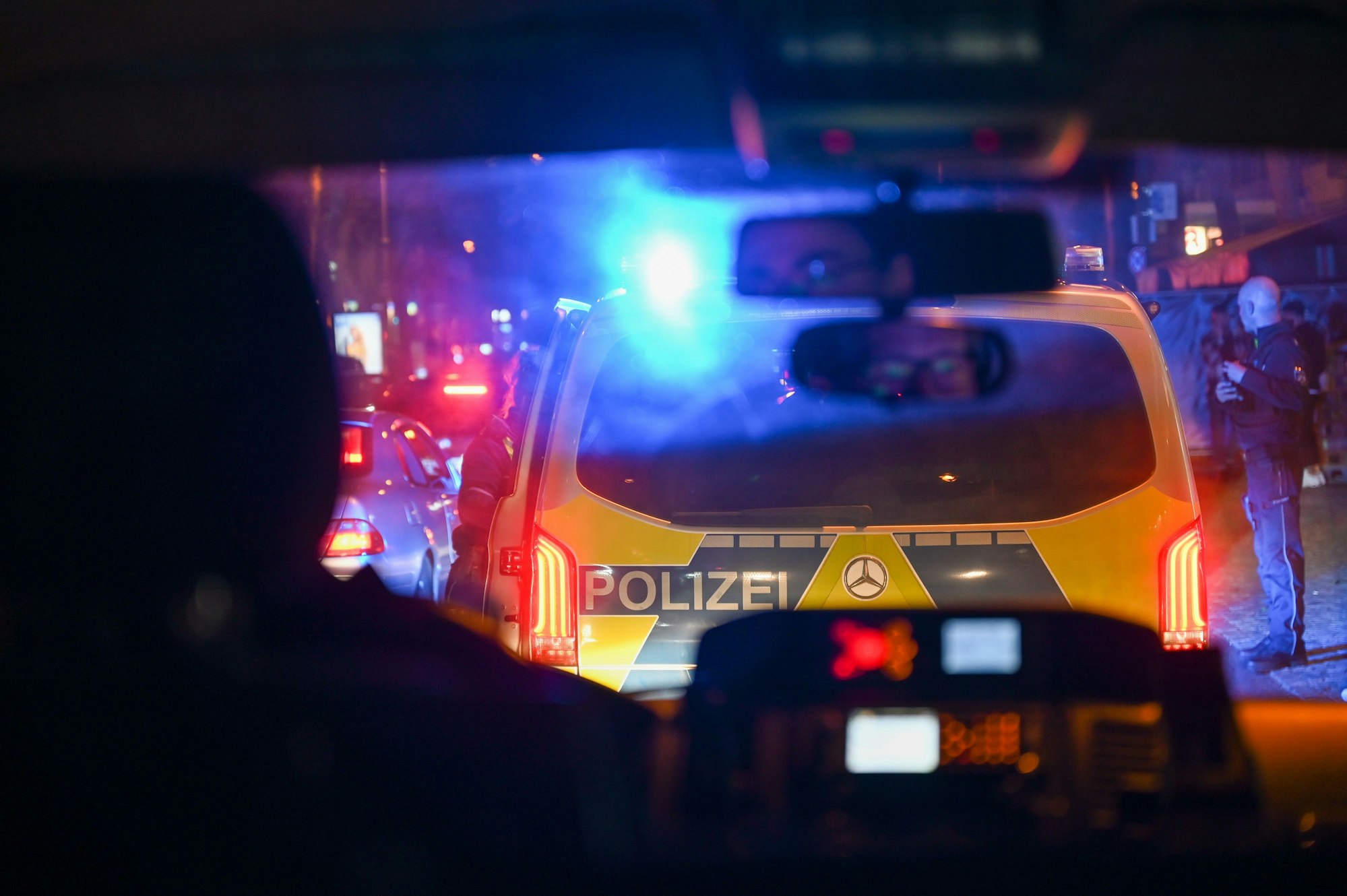 Die Polizei konnte vor Ort mehrere Personen festnehmen. (Symbolbild)