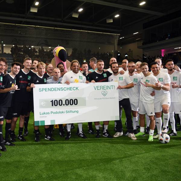 ds Poldi Cup Schwalbe Arena Promispiel Poldi grillt den Hennsler