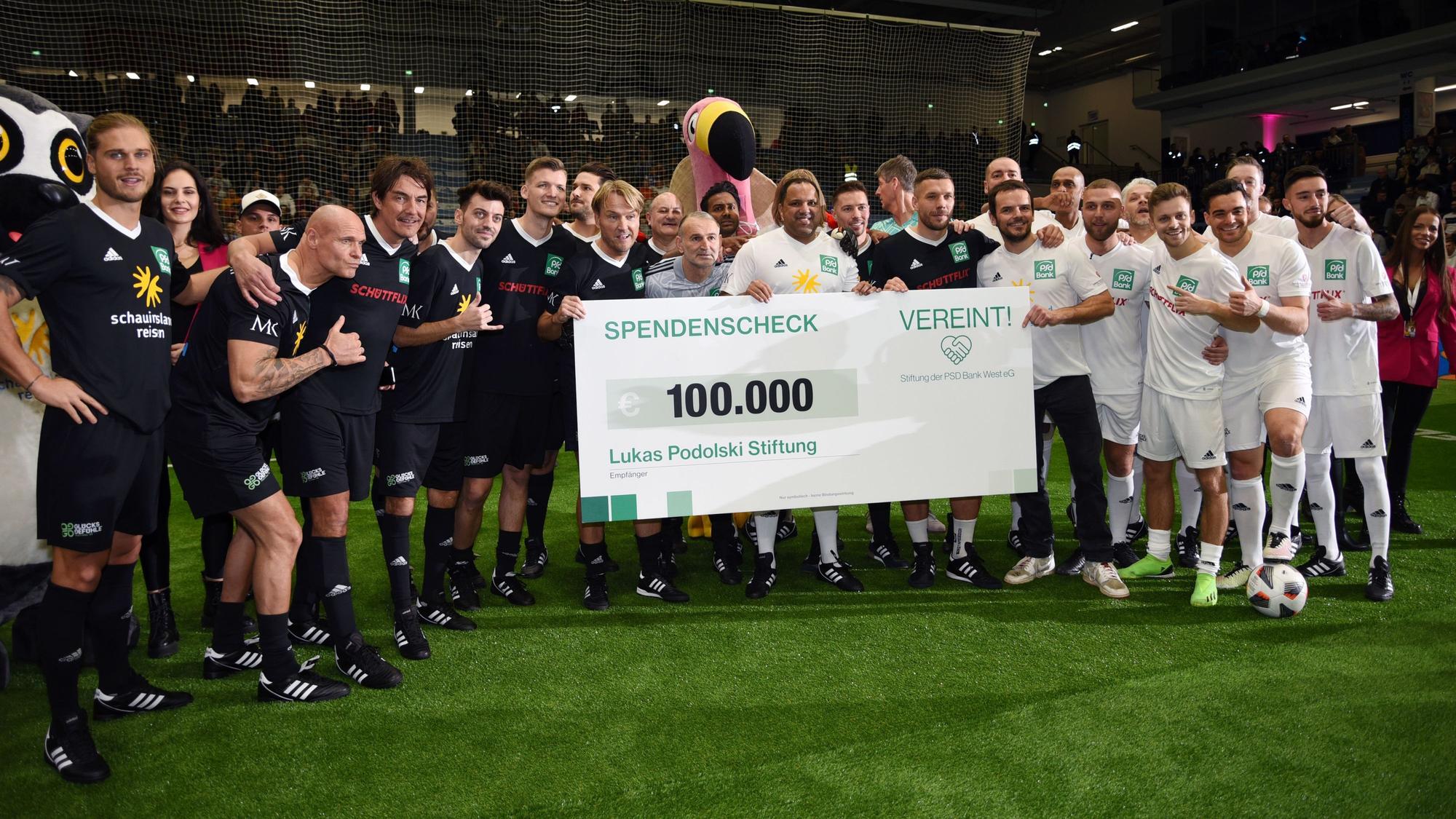 ds Poldi Cup Schwalbe Arena Promispiel Poldi grillt den Hennsler