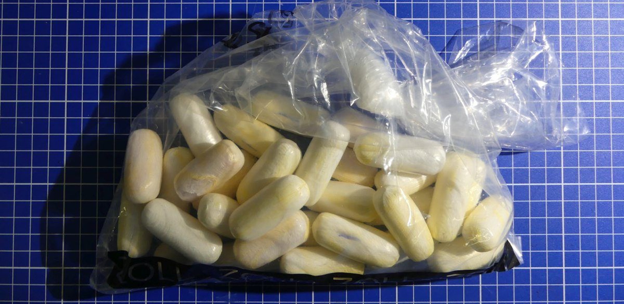 Das Foto zeigt Kokain, das die Polizei bei einer Razzia sichergestellt hatte. Davon hatten die beiden Festgenommenen drei Kilo in ihrem Auto.