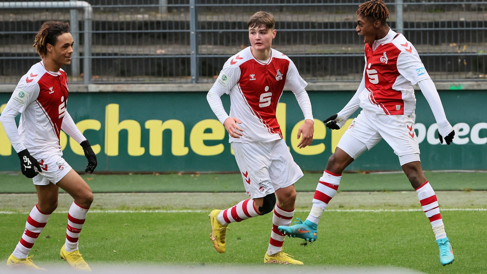 Die FC-talente Tidiane Toure, Jaka Cuber Potocnik und Justin Diehl (v.l.) jubeln während eines Spiels der Kölner A-Junionren.