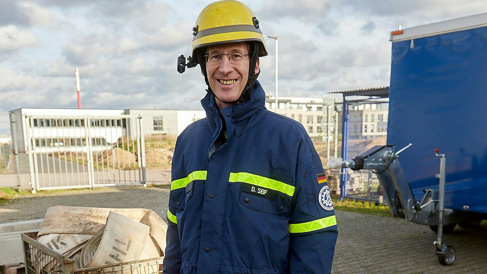 Der Bundestagsabgeordnete Detlef Seif trägt seine THW-Einsatzkleidung.