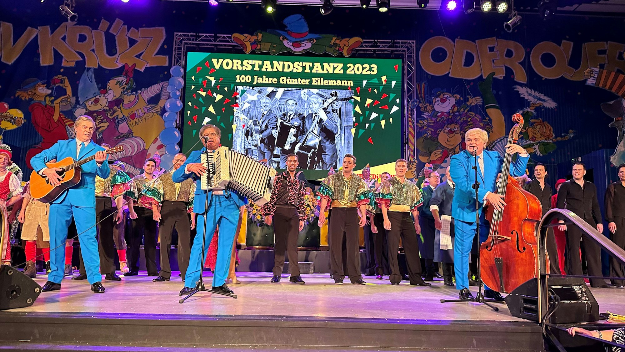 Vorstandstanz der Ehrengarde erinnert an hundert Jahre Eilemann. Die Bühne ist voll verkleiderter Karnevallisten.
