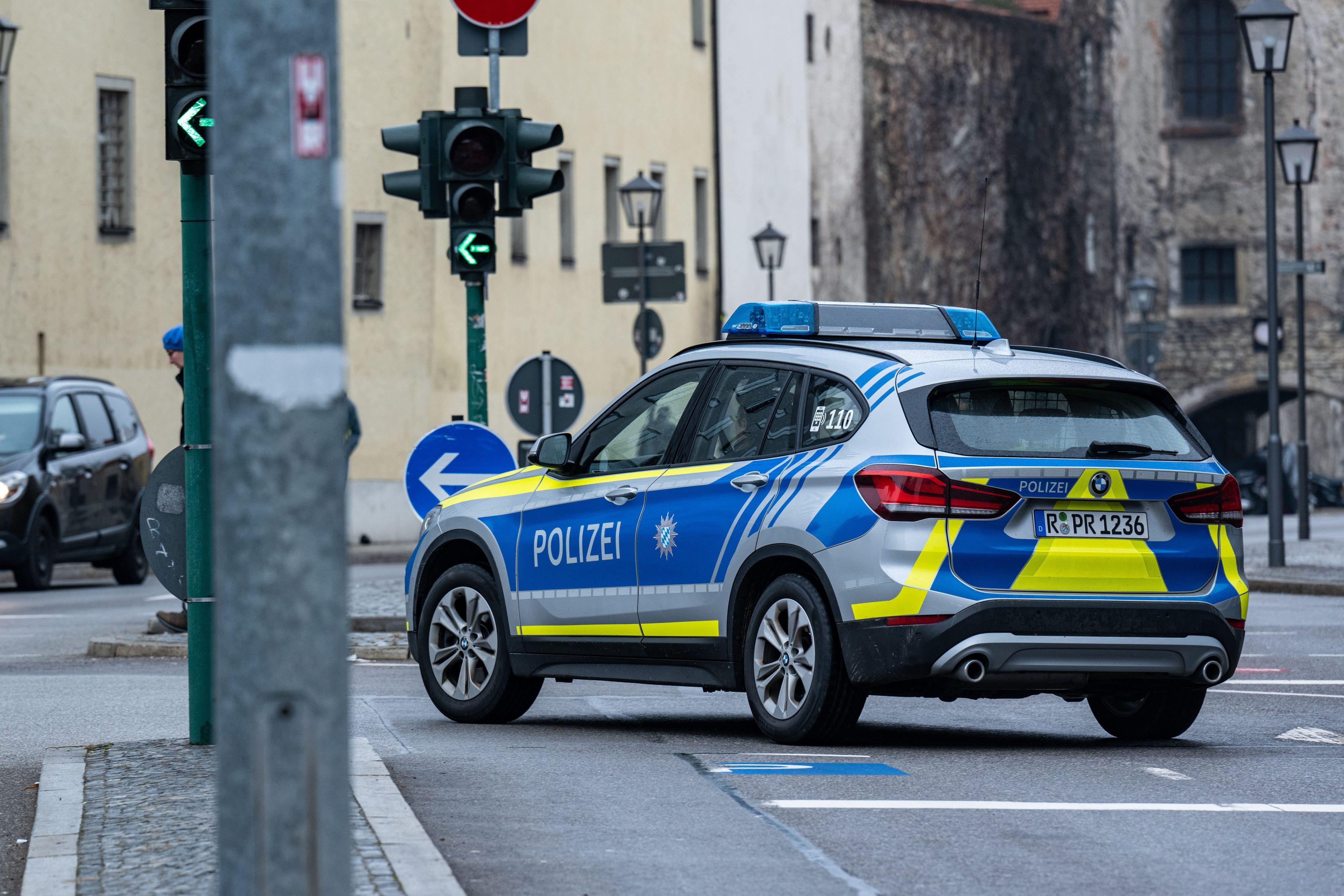 Ein Polizeifahrzeug steht an einer Kreuzung in Regensburg.