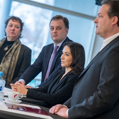 Das Bild zeigt zwei Männer und zwei Frauen im Kölner Rheinparkcafé. Das Quartett steht an zwei Stehtischen.