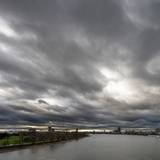 Wolken am Himmel über dem Rhein in Köln.