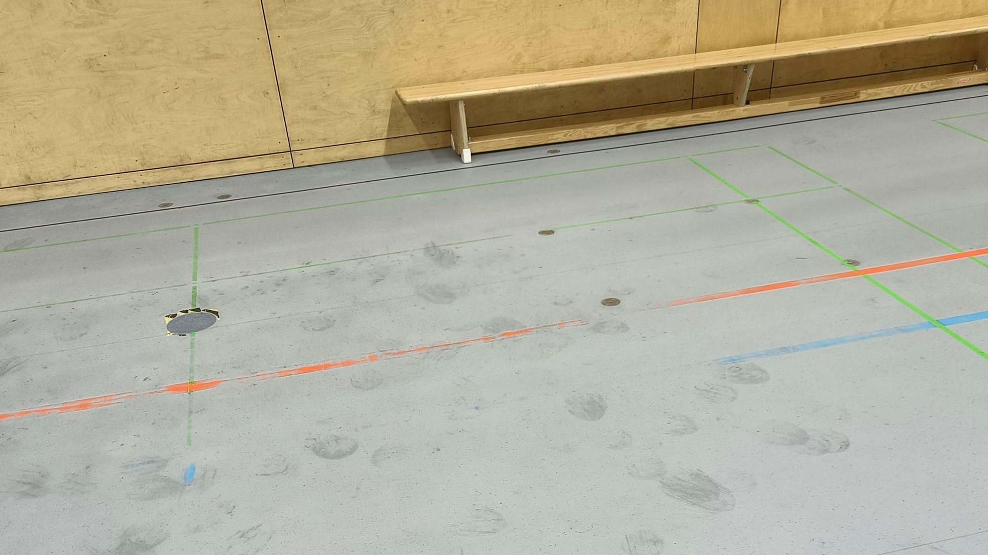 Der Boden einer Turnhalle mit von Ballabdrücken verschmutzt.