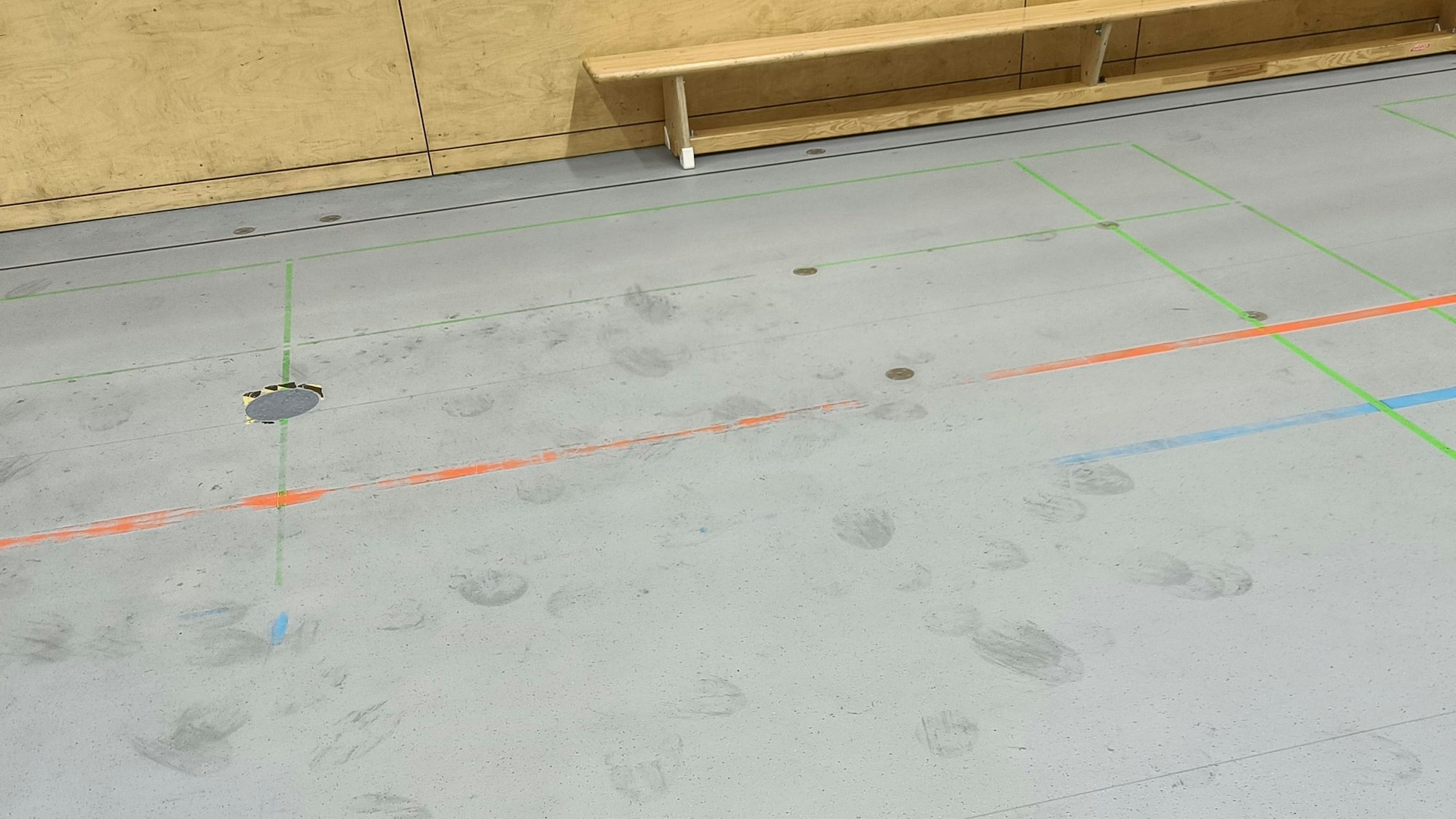 Reste von klebrigem Harz sind auf dem Hallenboden zu sehen.