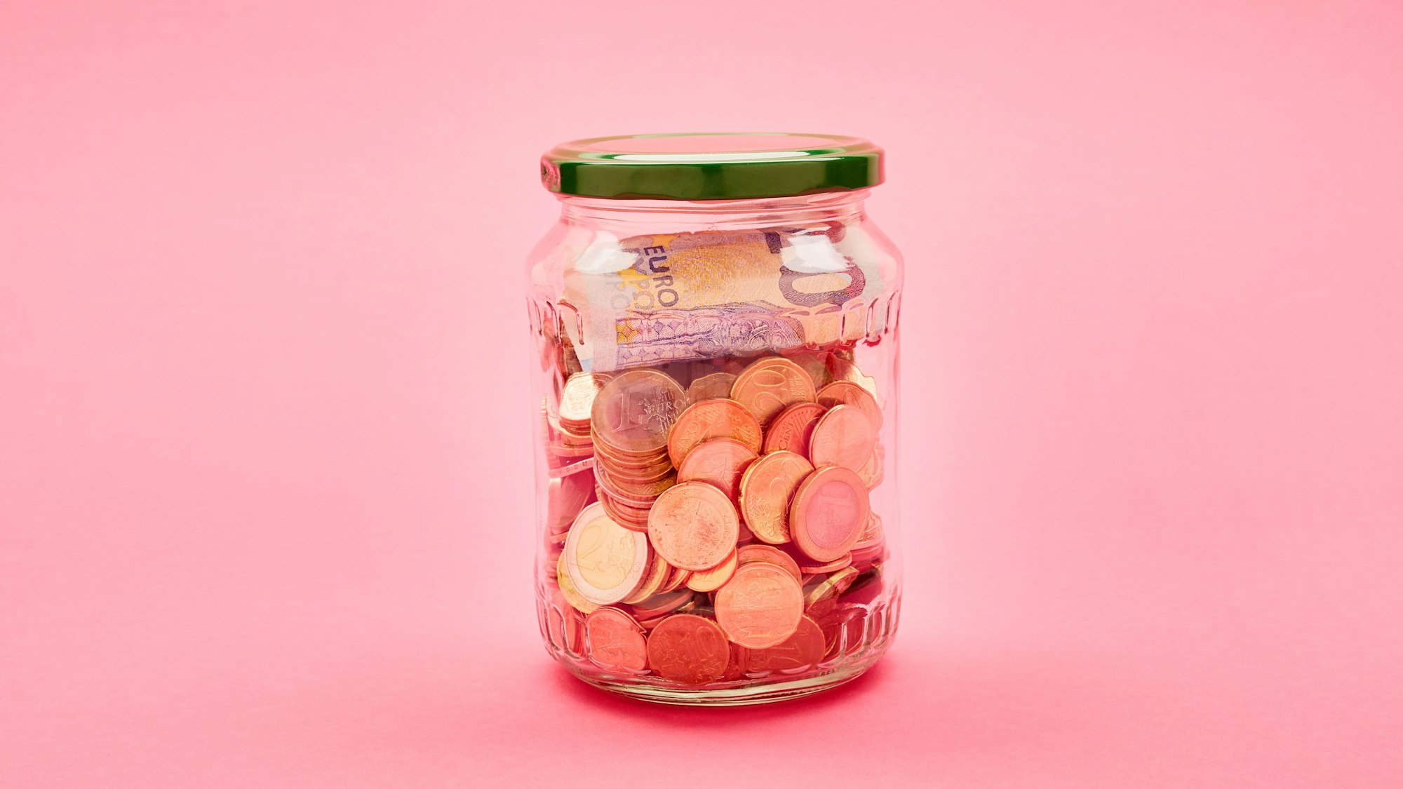 Gurkenglas gefüllt mit Euro Münzen