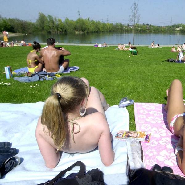 Badende in Bikini auf der Liegewiese am Hitdorfer See anno 2007