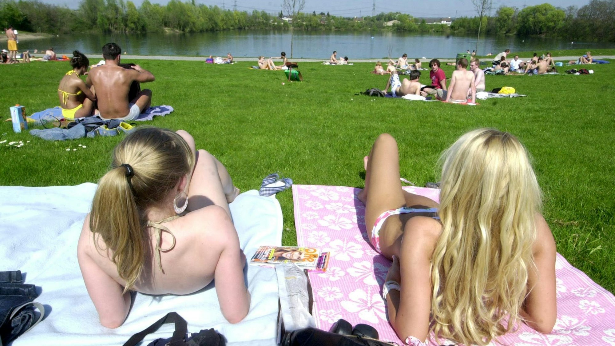 Badende in Bikini auf der Liegewiese am Hitdorfer See anno 2007