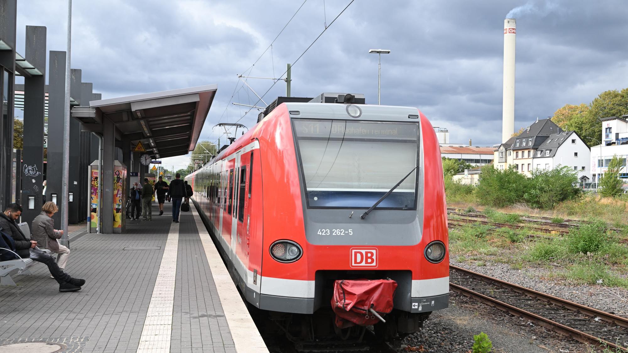 Das Foto zeigt eine S-Bahn im Gladbacher Bahnhof