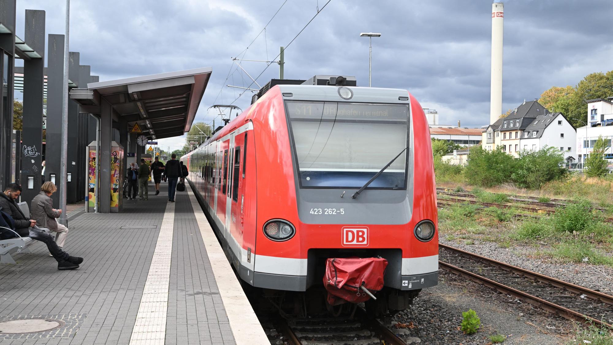 Das Foto zeigt eine S-Bahn am Gladbacher Bahnhof