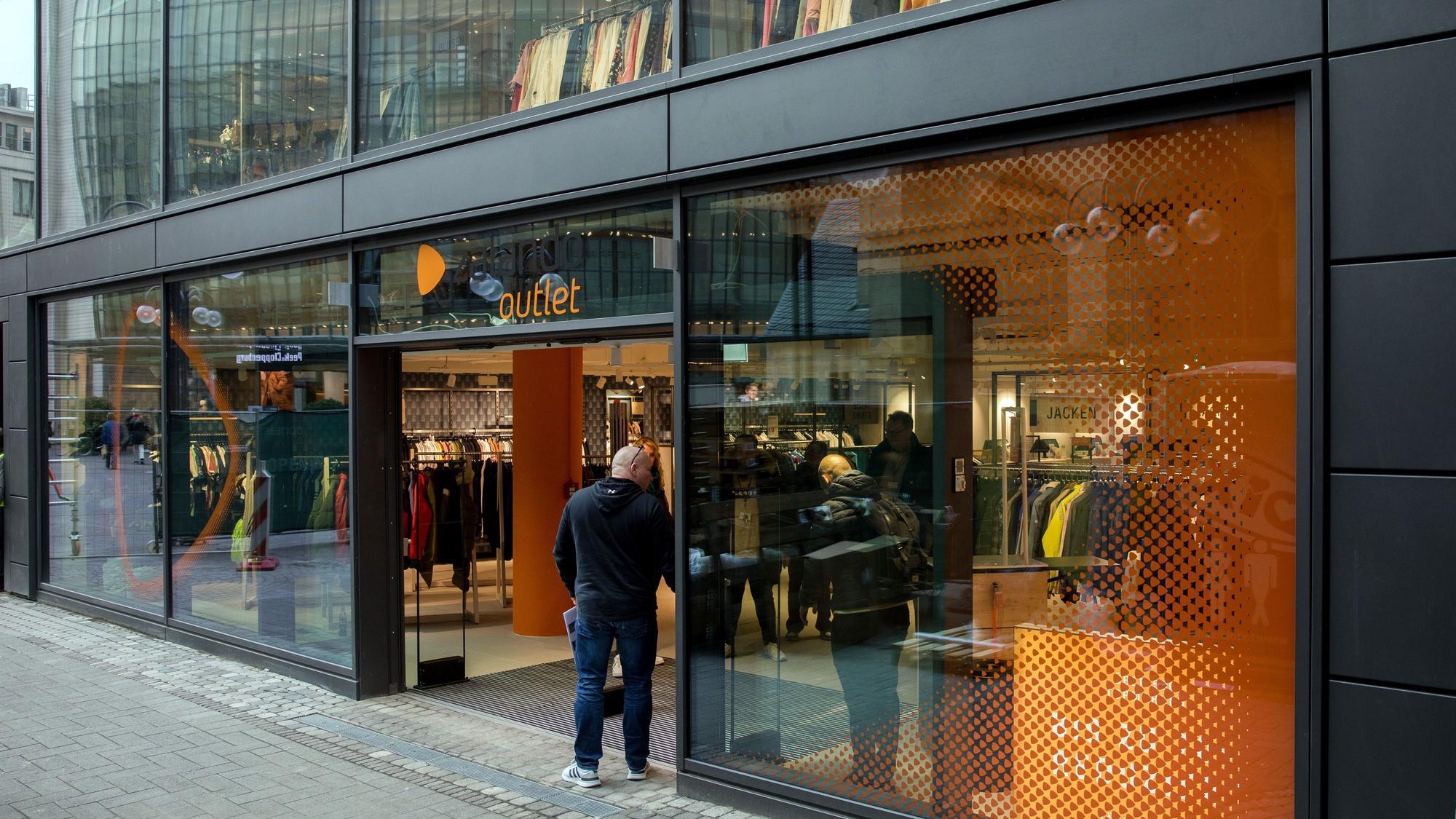 Eingangsbereich des Zalando-Stores von außen