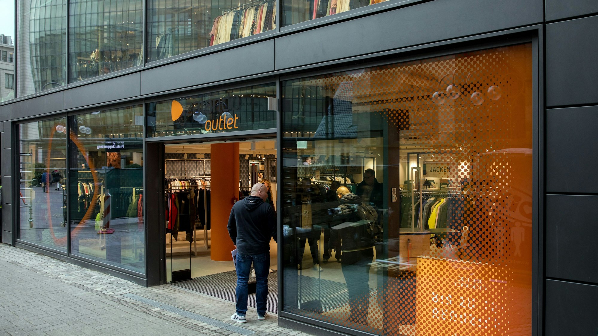 Eingangsbereich des Zalando-Stores von außen.