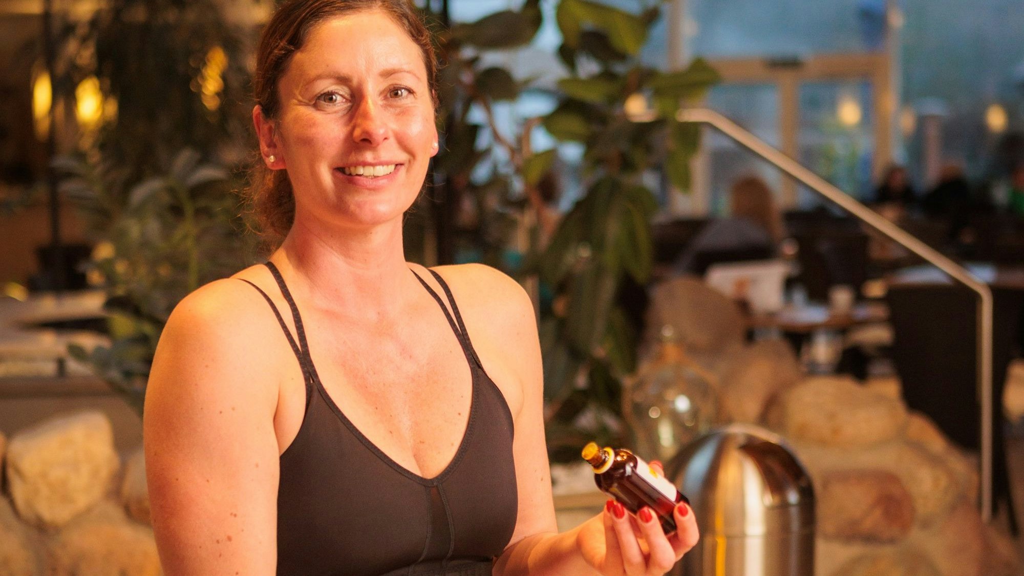 Saunameisterin Nicole Appel, hier im Januar 2023 in Eckenhagen, träufelt einen Duft in die Holzschale.