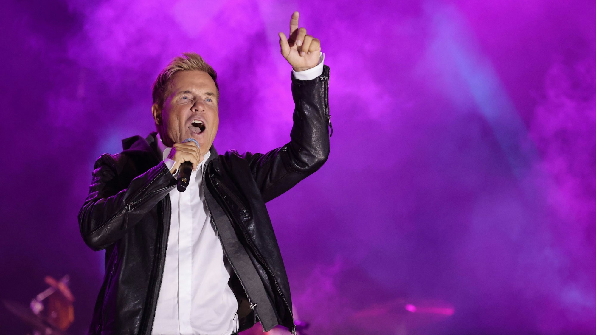 Dieter Bohlen performt in Lederjacke und weißem Hemd auf der Bühne des "Lieblingslieder"- Festivals in Bonn.